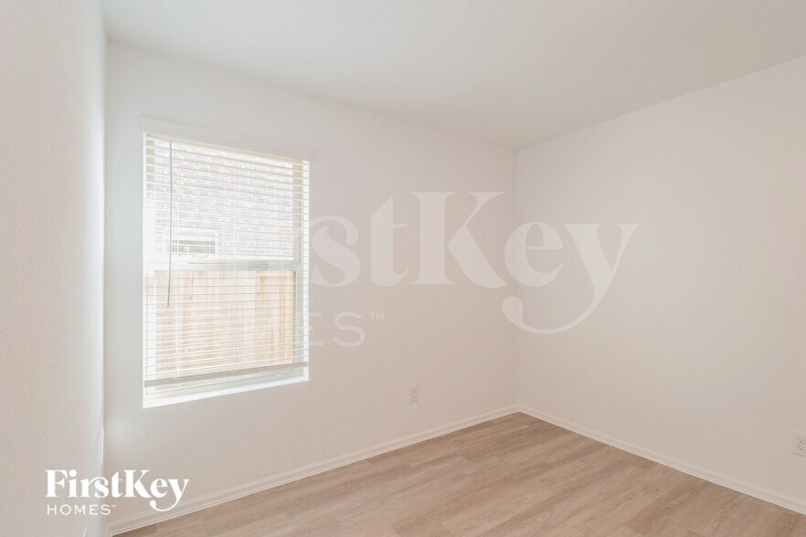 Building Photo - 453 Maple Bnd Ln