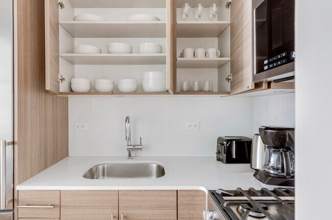 Building Photo - 340 E 51st St