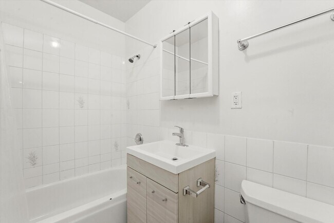 Building Photo - 624 S Oakley Blvd