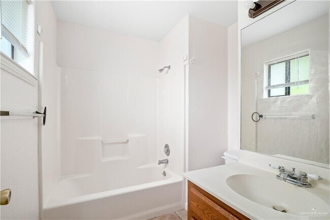 Building Photo - 4006 N Inspiration Rd