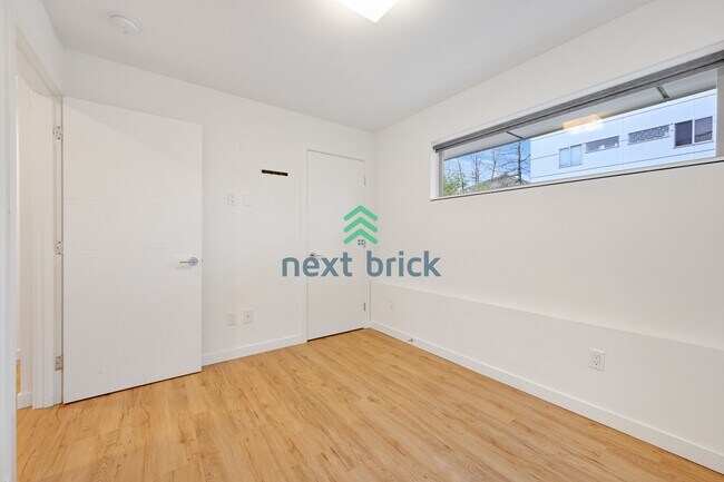 Building Photo - A beautiful 3 bed and 2 bathroom townhouse for rent