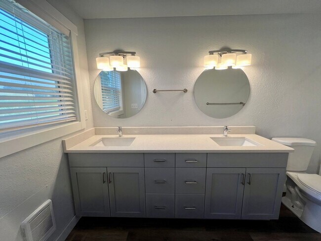 Building Photo - Fully Remodeled 4 Bed 3 Bath Home in the C...