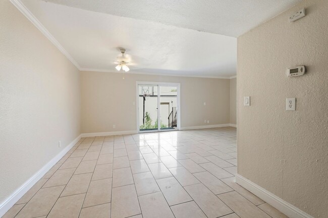 Building Photo - FULLY REMODELED MODERN SPACIOUS TOWNHOUSE!!!