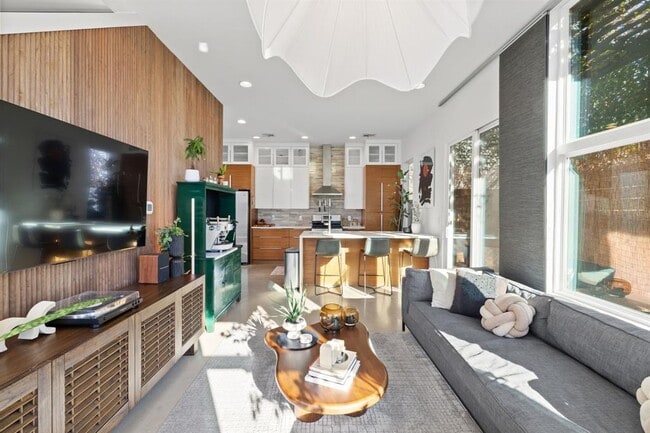 Building Photo - 1904 E 17th St