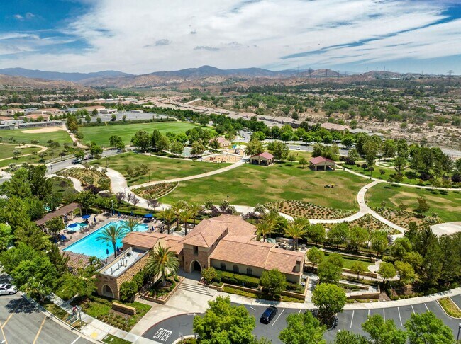 Building Photo - GORGEOUS 4+3 in Copperhill Area