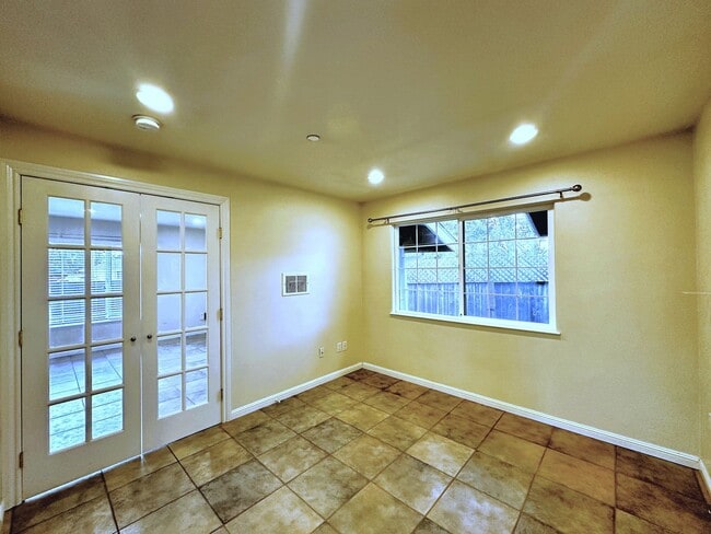Building Photo - 705 Carlin Ct