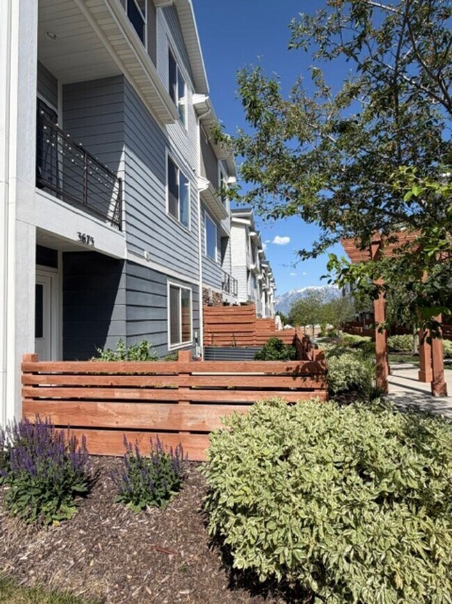 Building Photo - Spacious Townhome - 4 Bedrooms/3 Baths in South Jordan