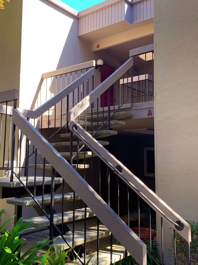 Building Photo - SUNNYVALE - Beautifully remodeled condomin...