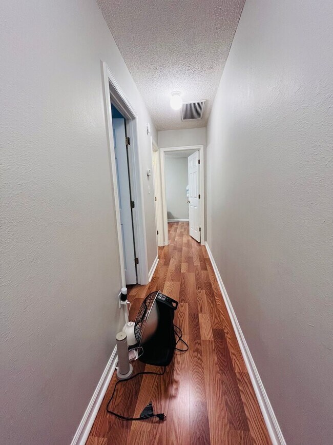 Building Photo - 3 BR/ 2 BA townhome located in Lakeshore E...