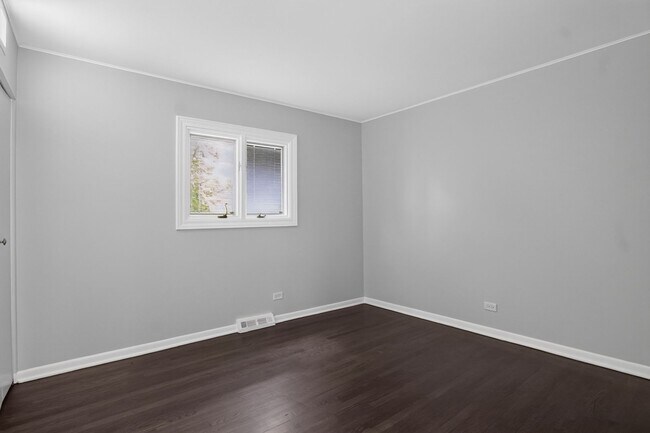 Building Photo - Spacious Stunning 3 BR House in Mount Prospect W/ Office/Playroom on Corner Lot