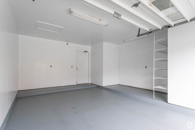 2 BR, 1.5 BA - 1,635 SF - Dahlgren Townhomes ** No Cost Utilities *