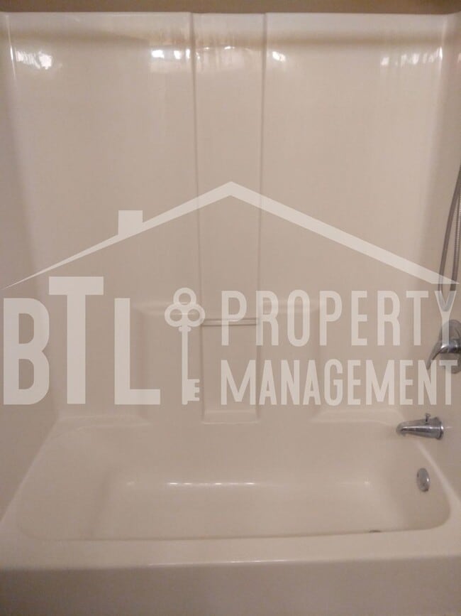 Building Photo - 3 Bedroom 2 Car Garage Duplex in Branson