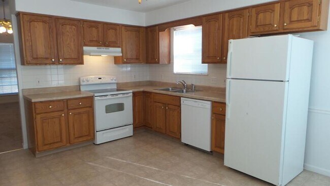 Building Photo - 651 Carol Ann Dr