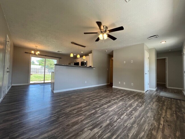 Building Photo - 2128 Virginia Dr