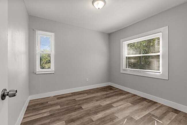 Building Photo - 12666 Cloverlawn Ave