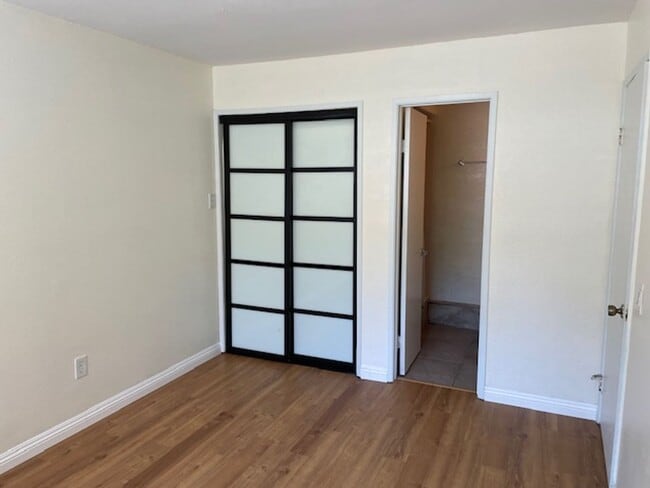 Building Photo - 2 BD 2 BA Condo in Intimate Gated Communit...