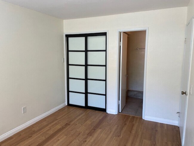 Building Photo - Enjoy living in the walkable neighborhood ...