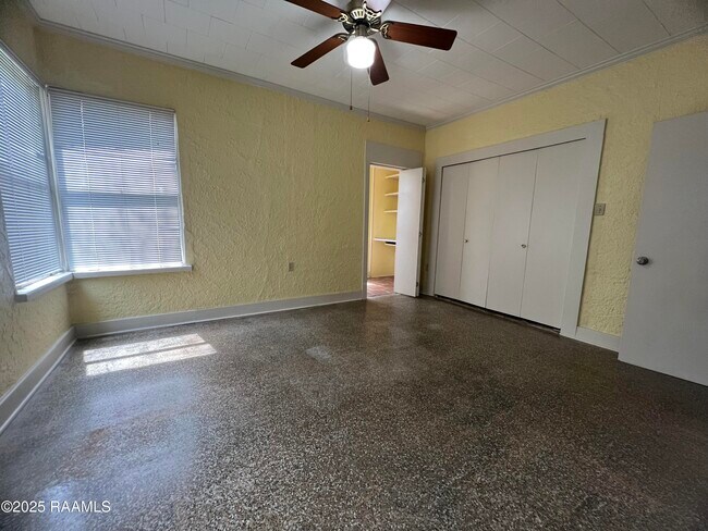 Building Photo - 301 N Mall St
