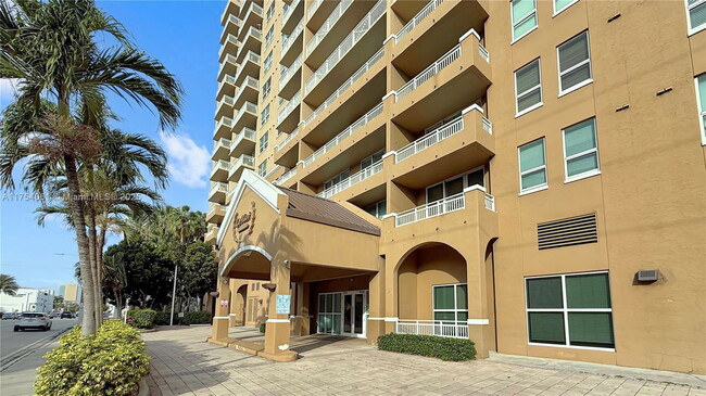 Building Photo - 2665 SW 37th Ave