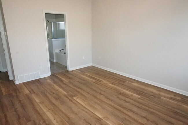 Building Photo - 5144 Jon Oak Dr