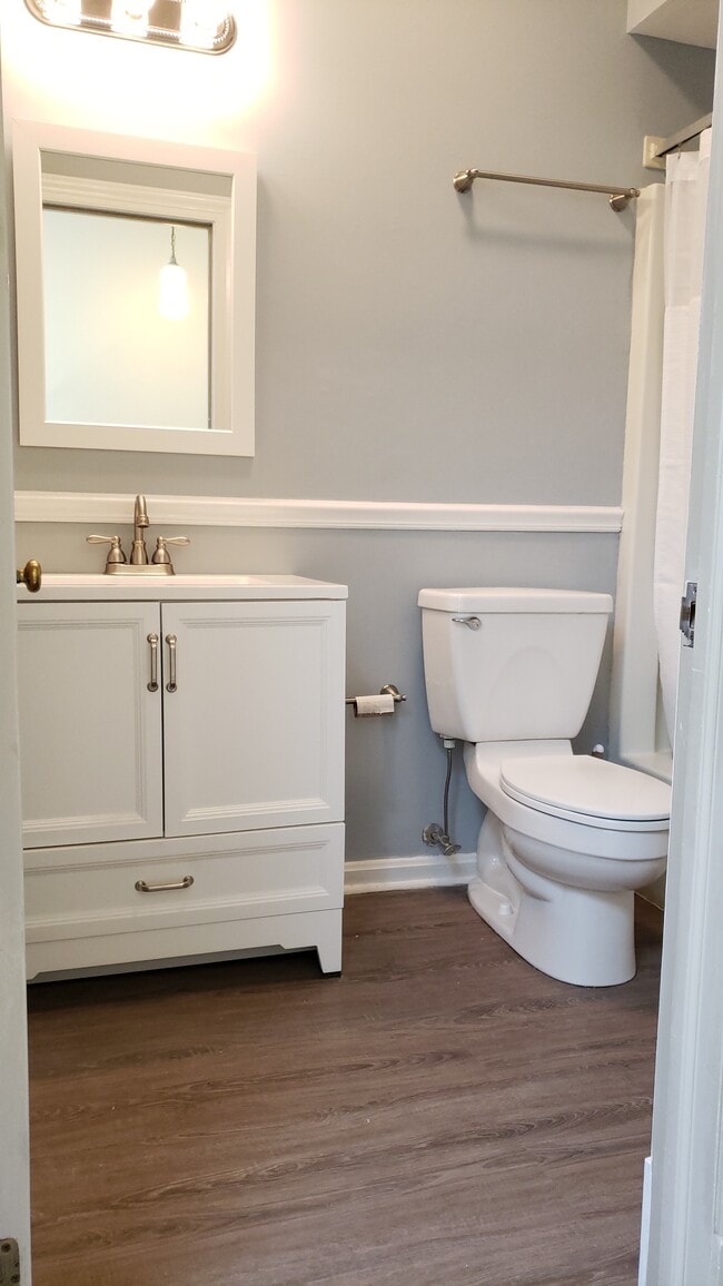 Bathroom with Tub/Shower - 30 S State St