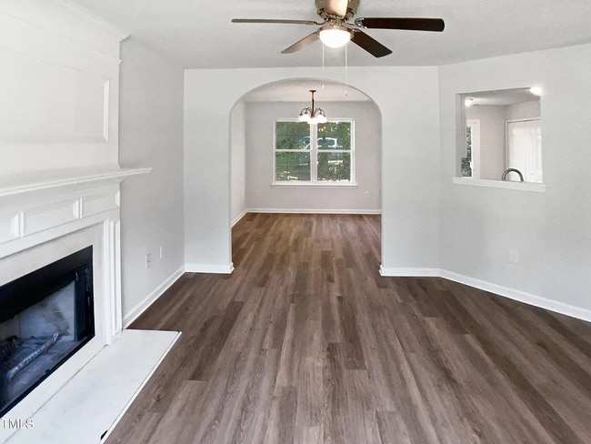 Building Photo - Updated 3BR Home with Garage, Pet Friendly!