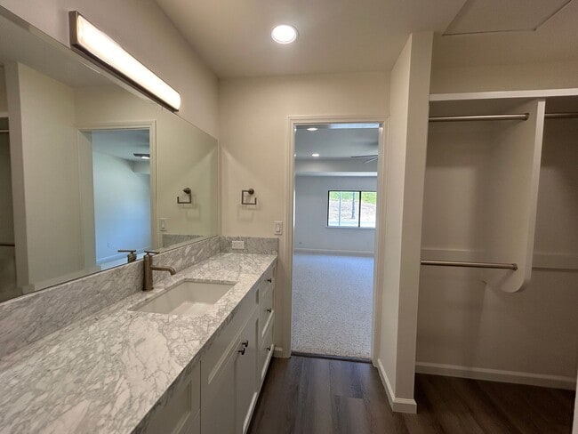 Building Photo - Spacious Newly Remodeled Townhome in Bonsa...
