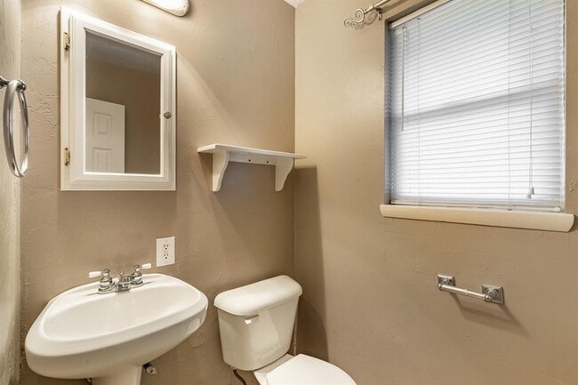 Building Photo - 2108 Henderson Dr