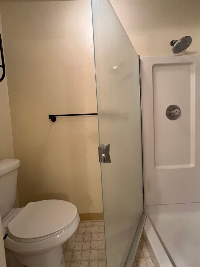Building Photo - Modern & Renovated 2 Bed | 2 Bath Condo