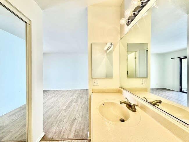 Building Photo - Oxnard | Welcome to the Pearl of Oxnard Du...