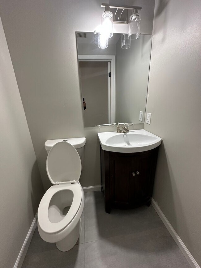 Building Photo - 4 bedroom 2.5 bath single family in Burlin...