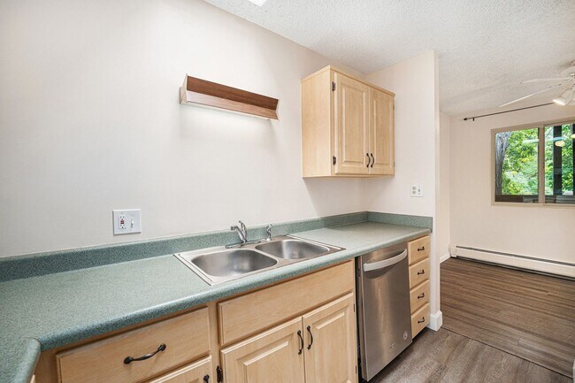 Building Photo - Beautifully Updated Condo In Desirable South East Denver Neighborhood