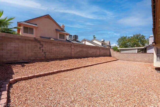 Building Photo - 1735 Navarre Ln