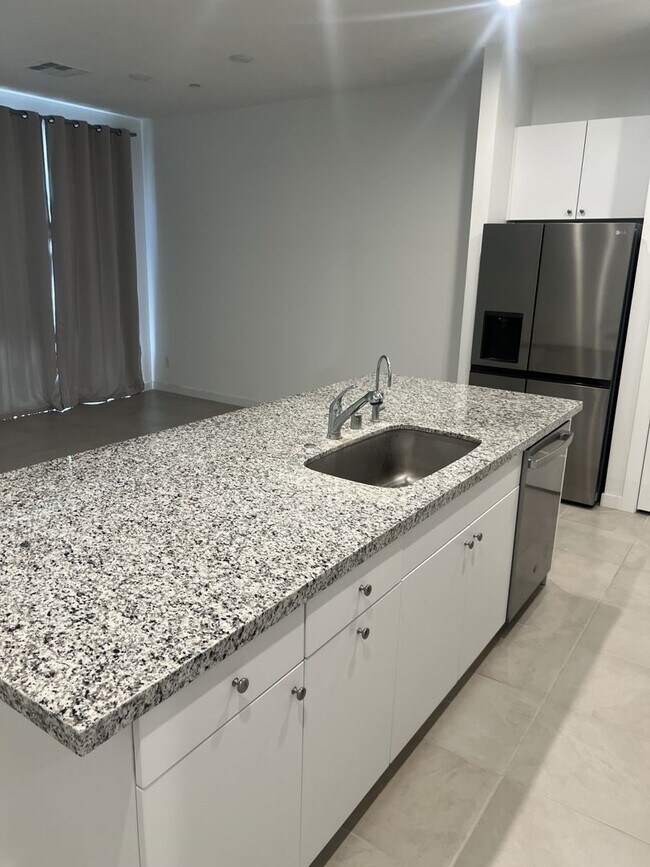 Building Photo - A Fabulous 2 Bedroom, 2 Bathroom townhome ...