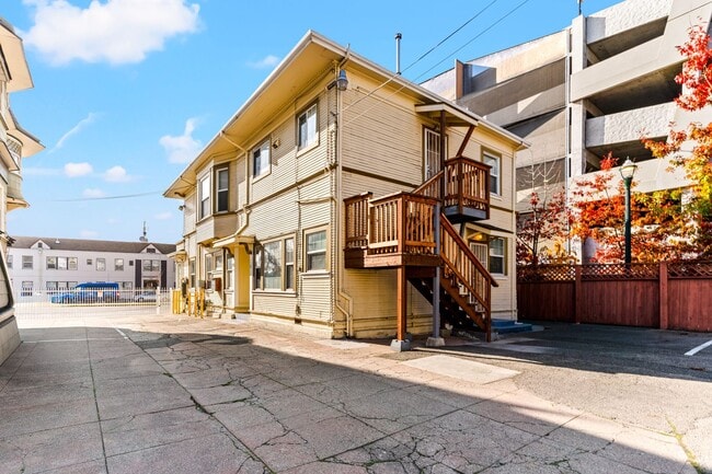 Building Photo - Massive 1,200 Sq Ft Renovated 3BR/2BA w/ Master Suite