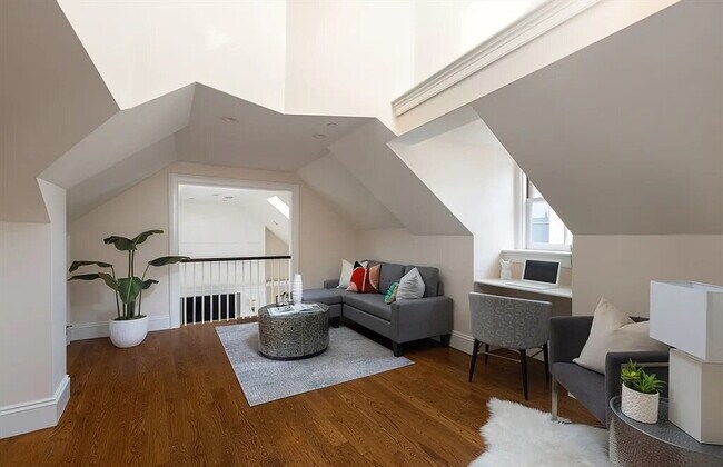 Building Photo - Bright & Spacious Unit with Natural Light