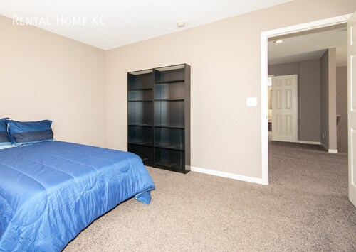 Building Photo - 705 N Findley-