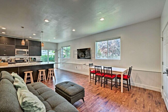 Building Photo - 462 E Haven Ave