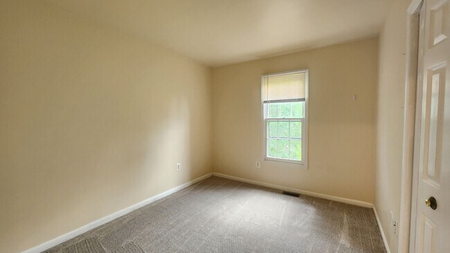Building Photo - Spacious Arlington TH Near Ballston Metro!