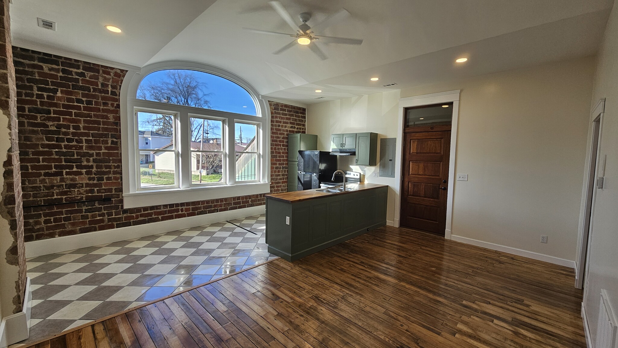 Building Photo - 33 N Main St