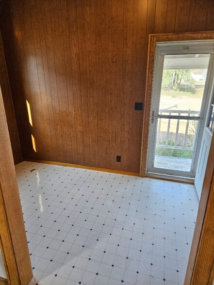 Building Photo - 116 Morse St N