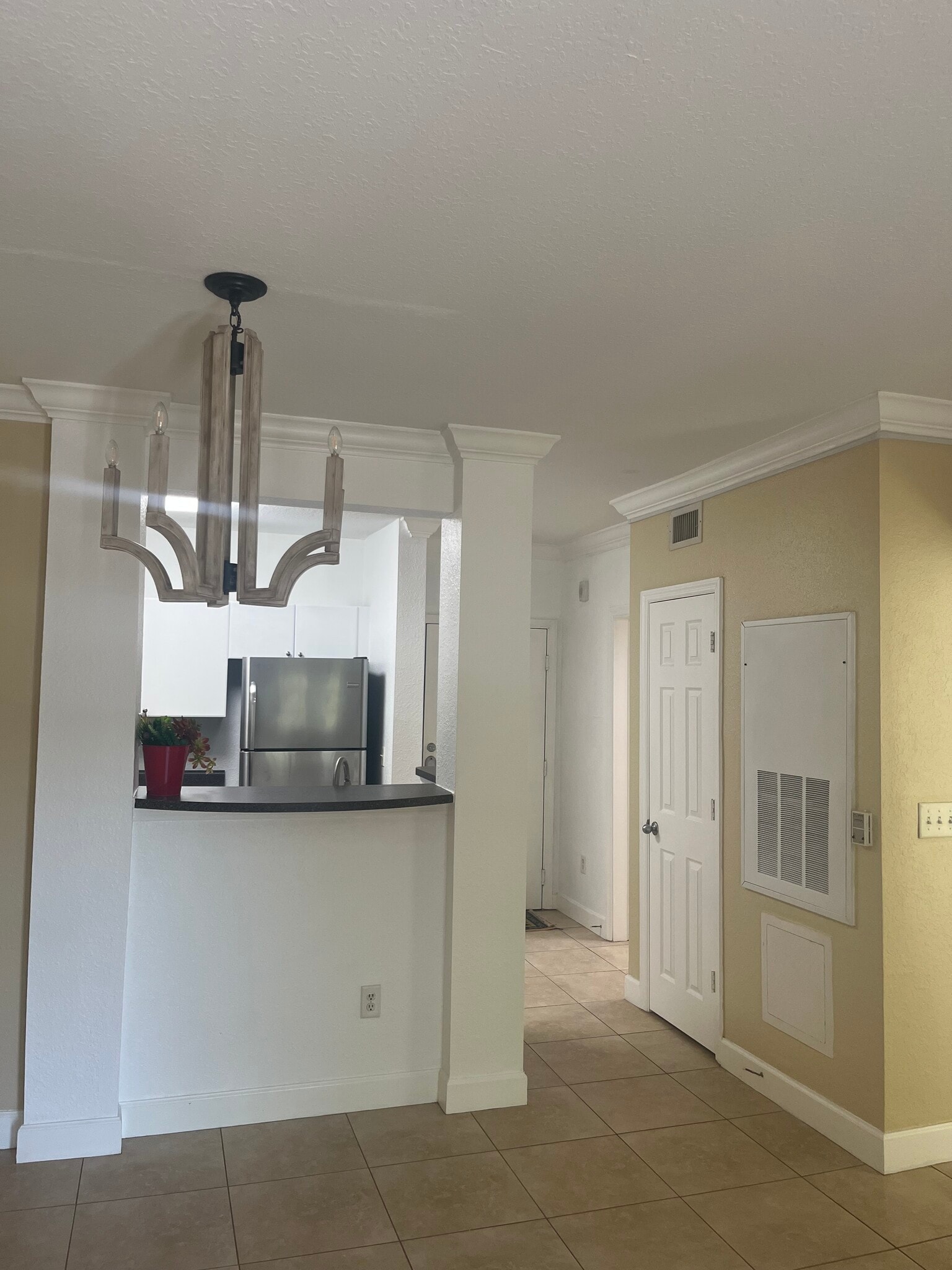 Building Photo - 304 E South St