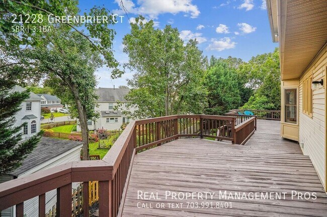 Building Photo - 21228 Greenbrier Ct