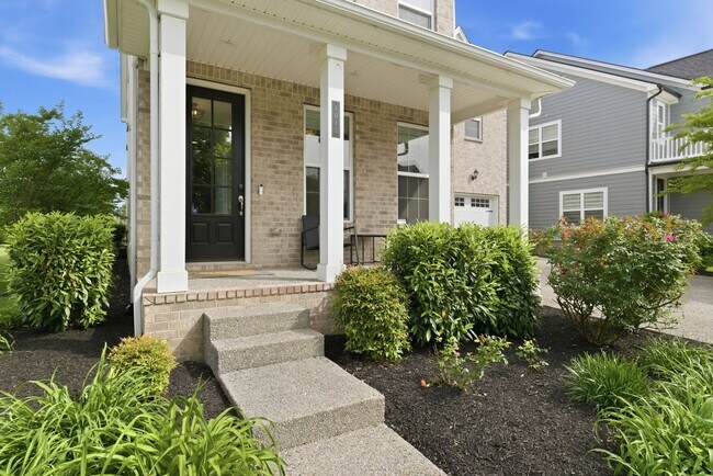Building Photo - Luxury Executive Living in Sought-After Franklin Community