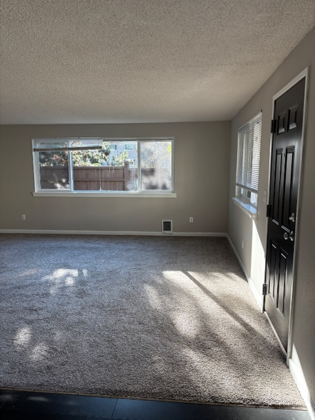 Building Photo - 1620 Kent Des Moines Rd