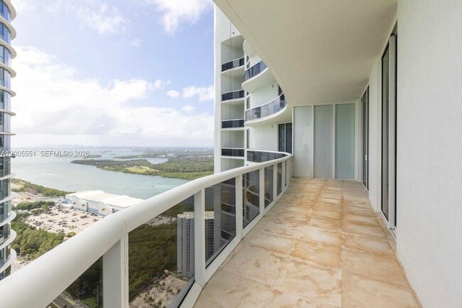 Building Photo - 15811 Collins Ave