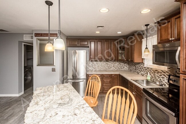 Building Photo - POOL HOME WITH CASITA