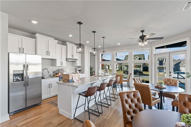 Building Photo - 923 NE Hts Ln