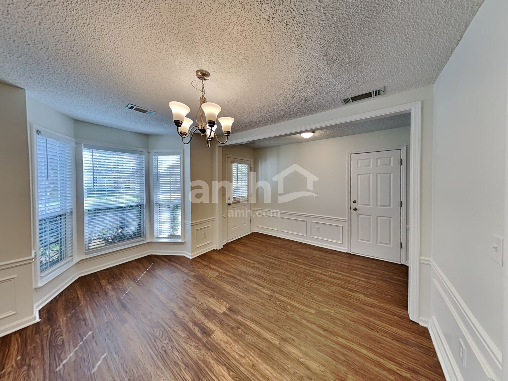 Building Photo - 582 Lullingstone Dr SE