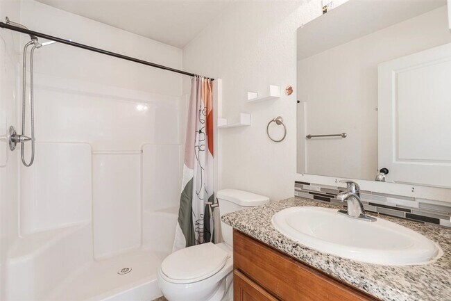 Building Photo - Charming 3 Bedroom 2.5 Bath Condo Available Now!